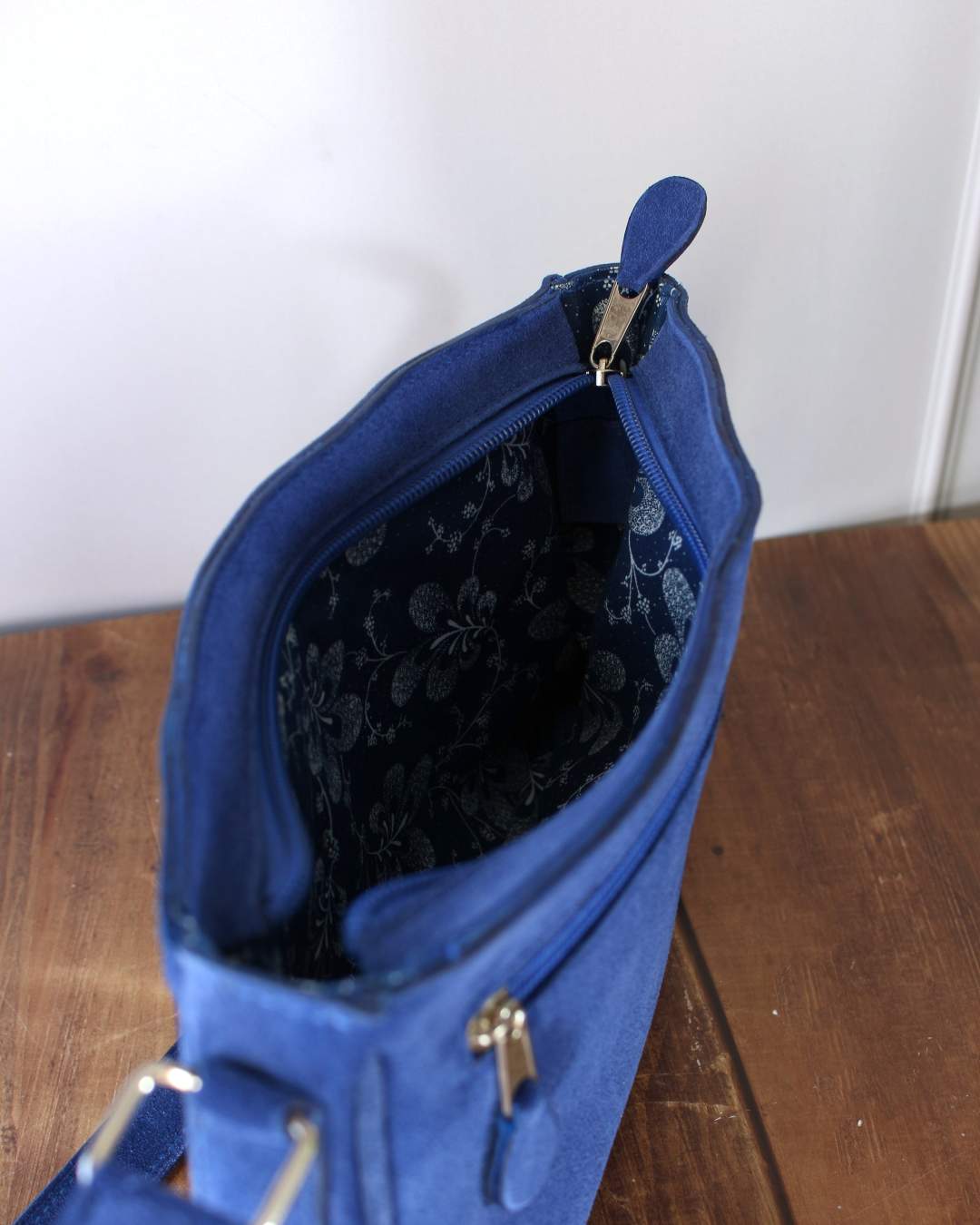 Sac-epaule-en-cuir-bleu-velours Sac à l'épaule en cuir avec un tissu africain à l'intérieur
