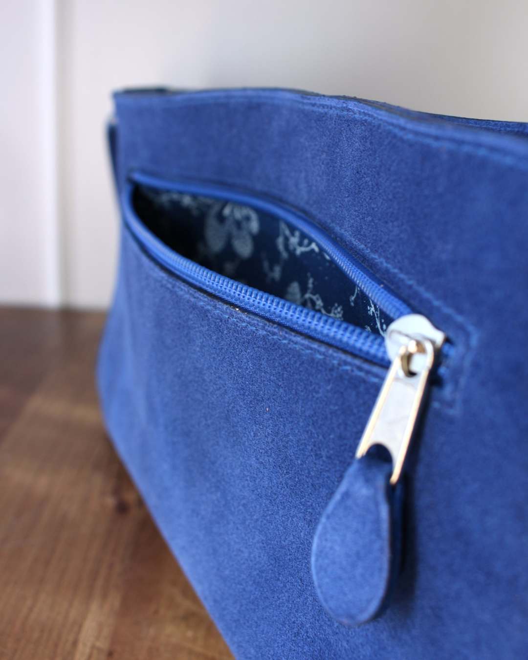 Sac-epaule-en-cuir-velours-bleu Sac qui se porte à l'épaule en cuir veau velours bleu